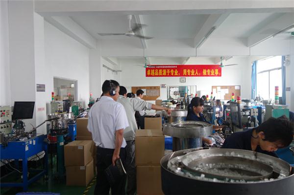 客户参观水晶头生产部门